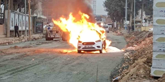 Şantiye çalışmaları esnasında zarar verilen doğalgaz borusundan çıkan alevlerle hafif ticari araç yandı