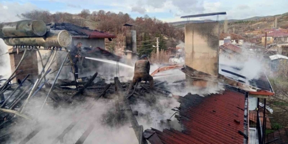 Şaphane’de çıkan yangında bir evin çatısı hasar gördü