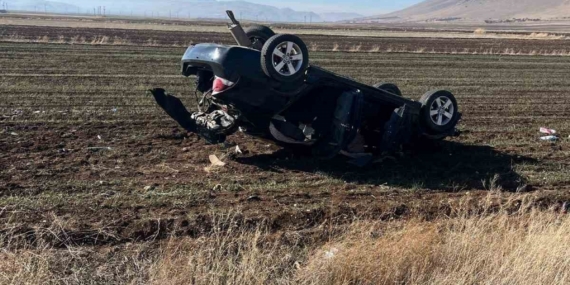 Şarampole devrilen otomobilde 2 kişi yaralandı