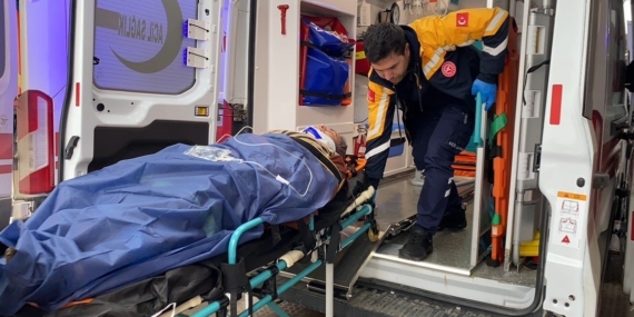 Şarampole devrilen otomobilde 3 kişi yaralandı