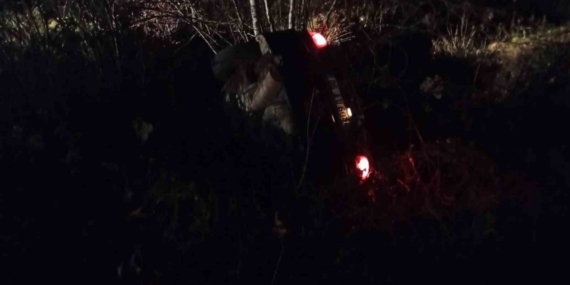 Şarampole devrilen otomobilden sızan yakıt paniğe neden oldu