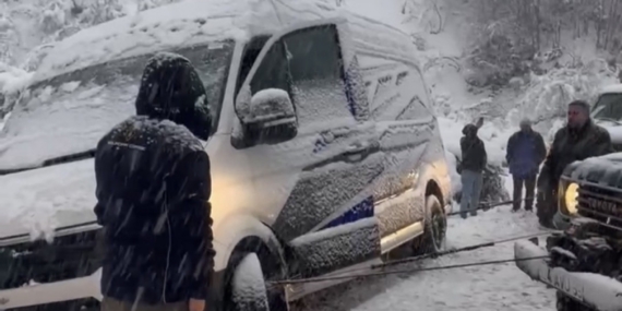 Şarampole kayan minibüsü, off-road araçları kurtardı