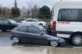 Sarıyer’de kontrolden çıkan otomobil servis aracının altına girdi: 1 yaralı