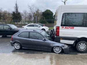 Sarıyer’de kontrolden çıkan otomobil servis aracının altına girdi: 1 yaralı