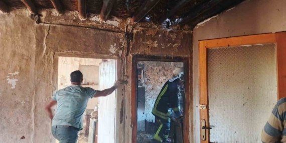Şarkikaraağaç’ta çıkan yangında iki katlı evin bir bölümü yanarak küle döndü
