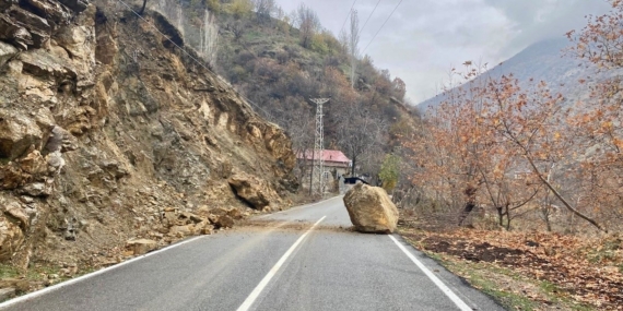 Sason’da köy yollarını kapatan dev kaya parçaları kaldırıldı
