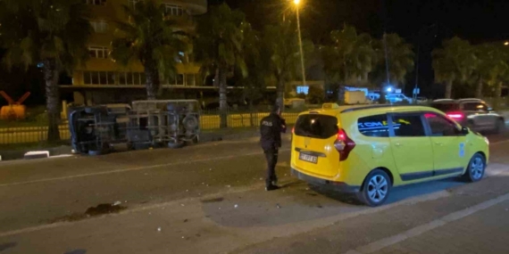 Serik’te ticari taksi ile kamyonet çarpıştı: 2 yaralı