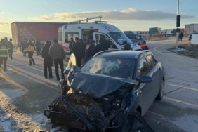 Servis aracıyla otomobil çarpıştı, 18 kişi yaralandı