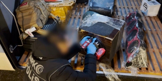 Ses sistemi içerisinde uyuşturucu sevkiyatı narkotik köpeğine takıldı