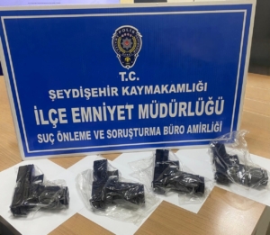 Seydişehir’de polis şüpheli araçtan 4 ruhsatsız tabanca ele geçirdi
