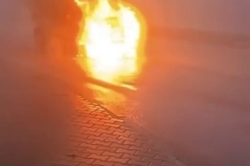 Seyir halindeki araç yanarak hurdaya döndü