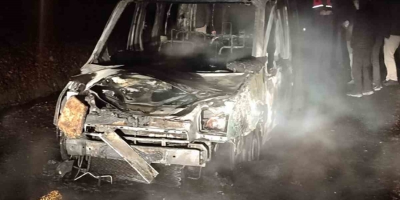 Seyir halindeki hafif ticari araç alev topuna döndü