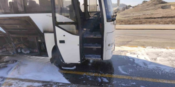 Seyir halindeki işçi servisi alev aldı