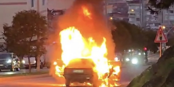 Seyir halindeki otomobil alev alev yandı