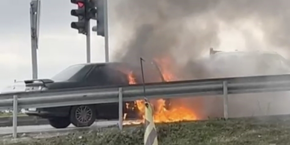 Seyir halindeki otomobil alev topuna döndü