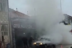 Seyir halindeki otomobil yandı, esnaf yardıma koştu
