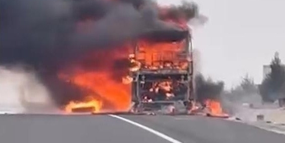 Seyir halindeki yolcu otobüsü alev alev yandı: 25 yolcu son anda kurtuldu