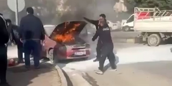 Seyir halindeyken yanan otomobili çevredeki vatandaşlar söndürdü
