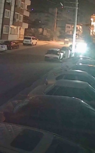 Şiddetli fırtınayla harekete geçen çöp konteyneri, iki otomobilin arasında durdu o anlar kamerada