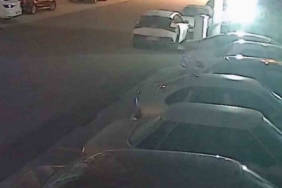 Şiddetli fırtınayla harekete geçen çöp konteyneri, iki otomobilin arasında durdu o anlar kamerada