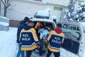 Siirt’te doğum sancısı tutan hasta, 5 saatlik çalışmayla hastaneye ulaştırıldı