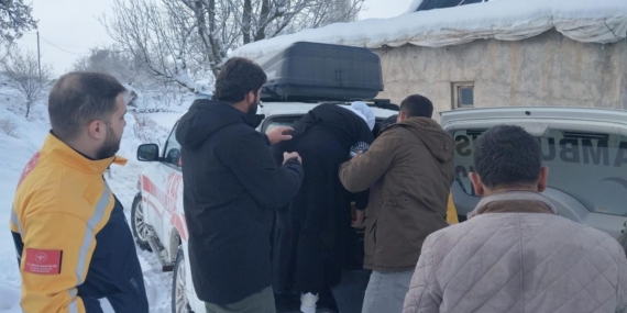 Siirt’te iç kanama geçiren hasta, ekiplerin yolu açmasıyla hastaneye yetiştirildi