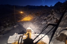 Siirt’te kar yağışı hayatı olumsuz etkiledi: Solunum hastası vatandaş ile mahsur kalan minibüs kurtarıldı