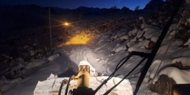 Siirt’te kar yağışı hayatı olumsuz etkiledi: Solunum hastası vatandaş ile mahsur kalan minibüs kurtarıldı