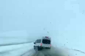 Siirt’te minibüsün kıl payı atlattığı kaza kamerada