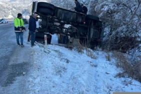 Siirt’te tır ve minibüs devrildi: 4 yaralı