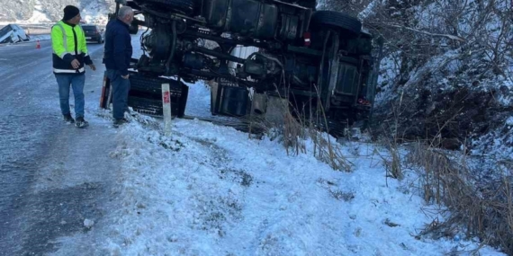 Siirt’te tır ve minibüs devrildi: 4 yaralı