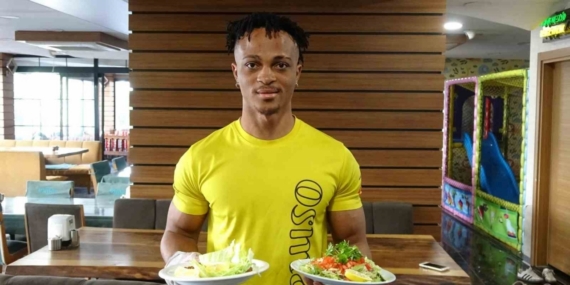 Siirt’te yemek servisleri Nijeryalı Micheal’den