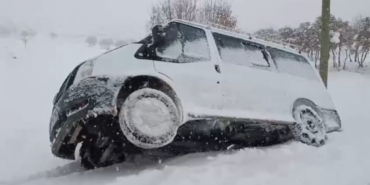 Siirt’te yolda kalan araç ve ambulans kurtarıldı