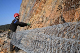 Sık sık heyelanların yaşandığı 2 bin rakımlı dağ çelik ağlarla örülüyor