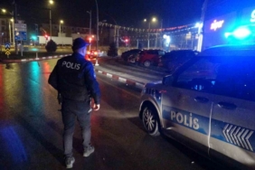 Silahla yaralayıp aracına aldığı şahsı yol kenarına atıp kaçtı