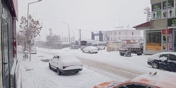 Sincik’te kar yağışı ilçeyi beyaza bürüdü