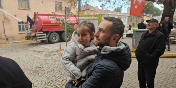 Sındırgı’da evlerinin yıkılışını hüzünlü gözlerle izlediler