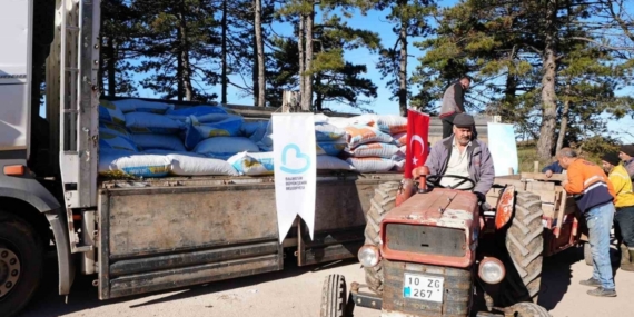 Sındırgılı depremzede çiftçilere hayvan yemi desteği