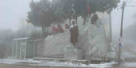 Sındırgı’nın yüksek kesimlerinde kar ve buzlanma etkisini artırdı