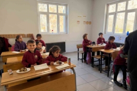 Sınırdaki öğrencilere pasta sürprizi