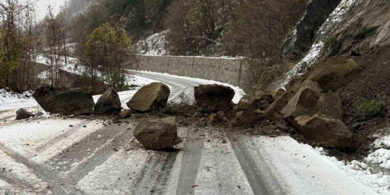Sinop’ta heyelan nedeniyle yol ulaşıma kapandı