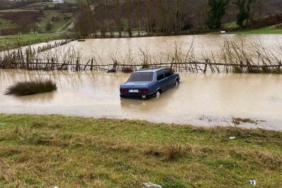 Sinop’ta kontrolden çıkan otomobil su birikintisine düştü