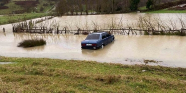 Sinop’ta kontrolden çıkan otomobil su birikintisine düştü
