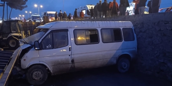 Sinop’ta servis minibüsü ile otomobil çarpıştı: 1 ölü, 10 yaralı