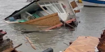 Sinop’ta şiddetli fırtına, balıkçı barınağına zarar verdi