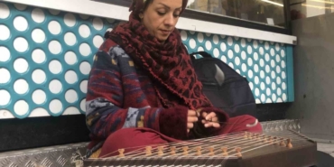 Sıra dışı müzik aleti ile sokakta sanatını devam ettiriyor