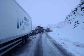 Şırnak-Hakkari yolu ulaşıma kapandı: Araçlar yolda mahsur kaldı