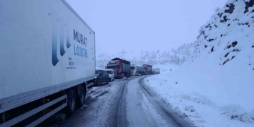 Şırnak-Hakkari yolu ulaşıma kapandı: Araçlar yolda mahsur kaldı