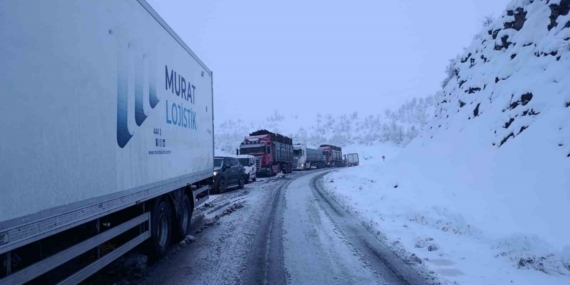 Şırnak-Hakkari yolu ulaşıma kapandı: Araçlar yolda mahsur kaldı