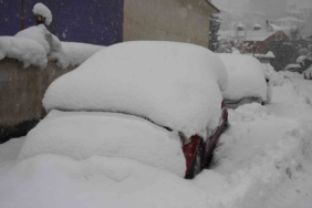 Şırnak’ta araçlar kar altında kayboldu